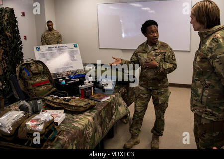 Tech. Sgt. Leticia Brasilien, 823 d Base Defense Squadron unabhängige Pflicht, Medizintechnik, zeigt ihre Ausrüstung und beschreibt ihre Mission zu oberst Jennifer Kurz, 23d Wing Commander, während einer Demonstration Fähigkeiten, Feb 5, 2018, bei Moody Air Force Base, Ga die Immersion entworfen wurde, die 23 d's Führung zu einem besseren Verständnis der 820th Base Defense Gruppe Mission, Fähigkeiten und Ausbildungsbedarf zu geben. (U.S. Air Force Foto von älteren Flieger Daniel Snider) Stockfoto