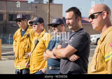 Camp Pendleton Feuerwehrmänner jährliche Dekontamination und gefährlichen Materialien Ausbildung in Camp Pendleton, Calif., Feb 6, 2018. Die Ausbildung sorgt für's Camp Pendleton Abwehrbereitschaft und Bereitschaft im Falle einer HAZMAT Notfall. (U.S. Marine Corps Foto von Cpl. Andre Heide) Stockfoto