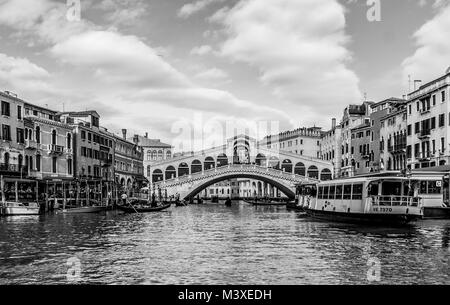 Venedig - 9. März: die Rialto Brücke in der venezianischen Canale grande, Venedig, Italien, März 9,2017. Stockfoto