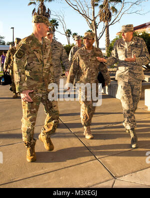 Von links, US Air Force General Carlton D. Everhart II, Air Mobility Command Commander, Command Chief Master Sgt. Shelina Frey, Air Mobility Command und Command Chief Master Sgt. Steve Nichols, 60th Air Mobility Wing zu Fuß in das Delta breeze Club bei Travis Air Force Base, Calif., Feb 6, 2018. Everhart und Frey gestoppt bei Travis während einer Gas- und gehen und besuchten die en route Patienten Staging System und Phoenix Funken Lab, ein Programm, das von Everhart II gechartert, AMC Flieger auf allen Ebenen Wege, Wege zur Modernisierung der Luftwaffe (US-innovative. Air Force Foto von Louis Bri Stockfoto