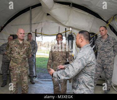 Von links, US Air Force General Carlton D. Everhart II, Air Mobility Command Commander, Command Chief Master Sgt. Shelina Frey, Air Mobility Command, erhalten ein Briefing bei einem Besuch der en route Patienten Staging System bei Travis Air Force Base, Calif., Feb 6, 2018. Everhart und Frey gestoppt bei Travis während einer Gas- und gehen und besuchten auch den Phoenix Funken, ein Programm, das von Everhart II gechartert, AMC Flieger auf allen Ebenen Wege, Wege zur Modernisierung der Luftwaffe (US-innovative. Air Force Foto/Louis Briscese) Stockfoto