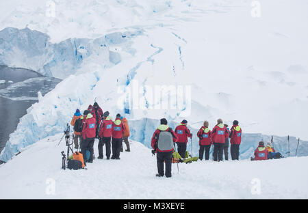 Eine Gruppe von Touristen an einem Aussichtspunkt in Neko Harbour, Antarktis stehen. Stockfoto