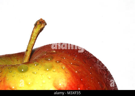 Gutes, frisches Rot, gelber Apfel mit Wassertropfen Stockfoto