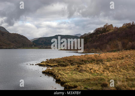 Llyn Dinas im Herbst. Beddgelert, Gwynedd, Snowdonia National Park, North Wales Stockfoto