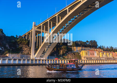 Arrabida Brücke über den Fluss Douro zwischen Porto und Vila Nova de Gaia in Norte Region von Portugal Stockfoto