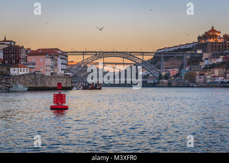 Dom Luis I Brücke über den Fluss Douro zwischen Porto und Vila Nova de Gaia Städte in Portugal. Ansicht mit Kloster Serra do Pilar Stockfoto