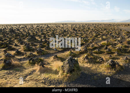 Laufscalavarda, eine Lava ridge, von Stein Cairns - South Island umgeben Stockfoto