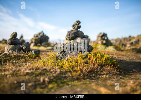 Laufscalavarda, eine Lava ridge, von Stein Cairns - South Island umgeben Stockfoto