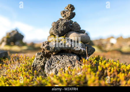 Laufscalavarda, eine Lava ridge, von Stein Cairns - South Island umgeben Stockfoto