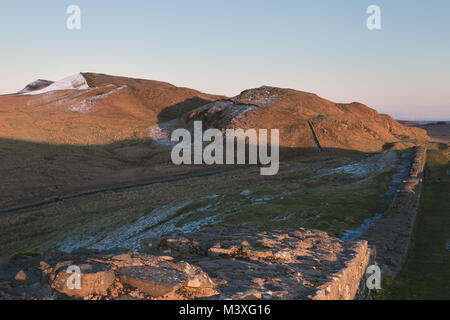 Hadrian's Wall: Der Blick nach Osten von der Nähe Revolver 41A, in der Nähe von Cawfield Klippen mit Blick in Richtung Caw Lücke, Bogle Loch und an Winshield Crags Stockfoto