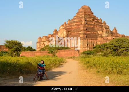 Bagan: Dhammayangyi Tempel Tourist mit E-Bike, Region, Mandalay, Myanmar (Birma) Stockfoto