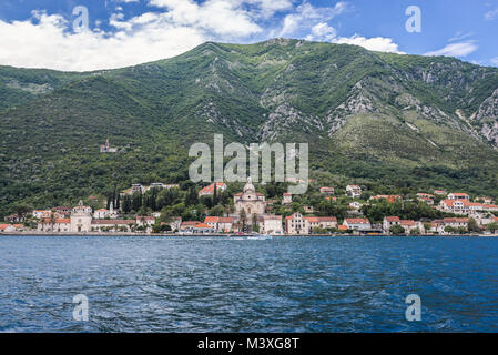 Prcanj Stadt entlang der Bucht von Kotor der Adria in Montenegro. Ansicht mit Kirche der Geburt der Jungfrau Maria Stockfoto