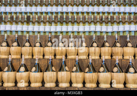 Mailand, Italien, 25. Juni 2015: Wein Flaschen Wein Stores in Mailand. Stockfoto