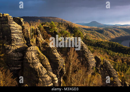 Felsen der Schrammsteine im Nationalpark Sächsische Schweiz - Elbsandsteingebirge in der Nähe von Bad Schandau in warmes Abendlicht, Sachsen, Deutschland Stockfoto