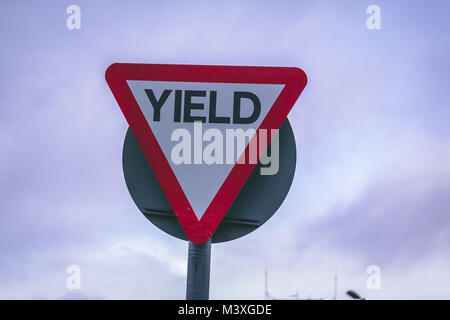 Nahaufnahme von einem Ertrag Schild an einem bewölkten Tag Stockfoto
