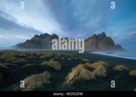 Vestrahorn Stokksnes und dem südlichen Island herrlichen Berg und Landschaft Stockfoto