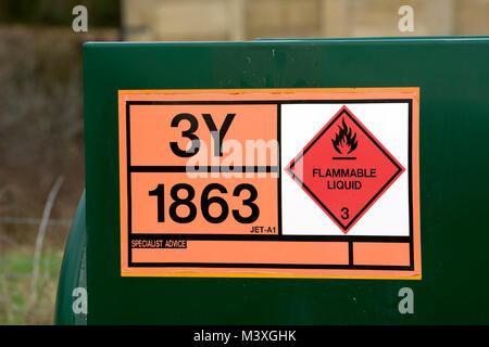 Brennbare Flüssigkeiten Zeichen auf einem Flugzeug Kraftstofftank, Wellesbourne Airfield, Warwickshire, Großbritannien Stockfoto