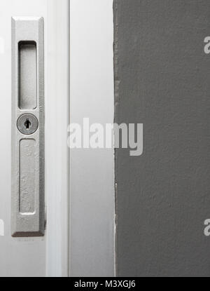 Riegel mit dem Schlüsselloch der Tür im modernen Haus. Stockfoto