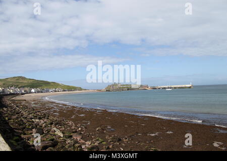 Peel Bay, Schälen, Insel Man. Sauberes Wasser. Auf den Felsen und im Meer am Ende der Promenade Algen Stockfoto