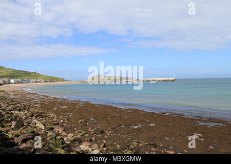 Peel Bay, Schälen, Insel Man. Sauberes Wasser. Auf den Felsen und im Meer am Ende der Promenade Algen Stockfoto