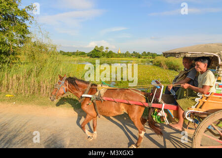 Inwa (Ava): Pferdewagen, Touristen, Stupa, Region, Mandalay, Myanmar (Birma) Stockfoto