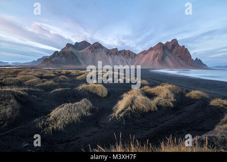 Vestrahorn Stokksnes und dem südlichen Island herrlichen Berg und Landschaft Stockfoto