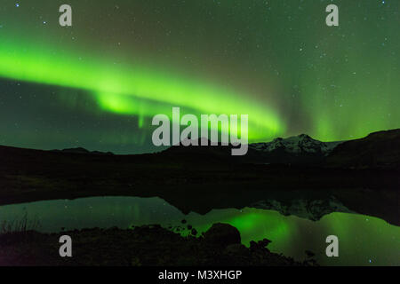 Grüne aurora Licht hinter dem See Berg in Island Europa im Nationalpark Skaftafell Stockfoto