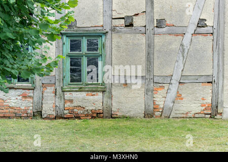 Fenster eines alten, verlassenen Wohnhaus auf dem Lande Stockfoto