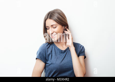 Mädchen zeigt Frisur. Fröhliche braut ihr lockiges Haar halten. Mädchen, ihr schönes Haar zeigt. freundliche Mädchen, ihr schönes Haar holding Curly Stockfoto