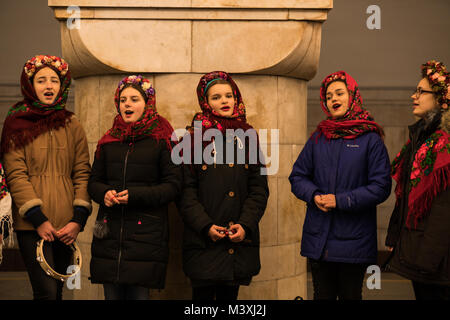 Kiew, Ukraine - 14 JAN: Die jungen Mädchen in der Ukrainischen traditionelle ethnische Verschleiß singen Weihnachtslieder an der Kiev U-Bahn Station Stockfoto