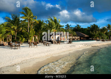 Schwimmbad und Restaurant in der Residenz Hotel und Resort, Gaafu Alifu Atoll. Malediven Inseln. Stockfoto