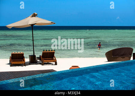 Schwimmbad und Restaurant in der Residenz Hotel und Resort, Gaafu Alifu Atoll. Malediven Inseln. Stockfoto