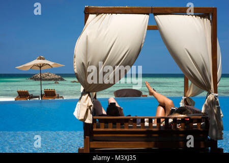 Schwimmbad und Restaurant in der Residenz Hotel und Resort, Gaafu Alifu Atoll. Malediven Inseln. Stockfoto