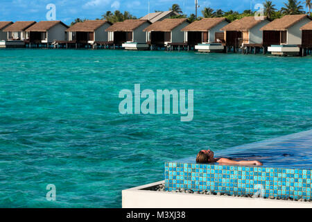 Luxus Bungalows Villen in der Residenz Hotel und Resort, Gaafu Alifu Atoll. Malediven Inseln. Stockfoto