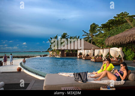 Schwimmbad und Restaurant in der Residenz Hotel und Resort, Gaafu Alifu Atoll. Malediven Inseln. Stockfoto