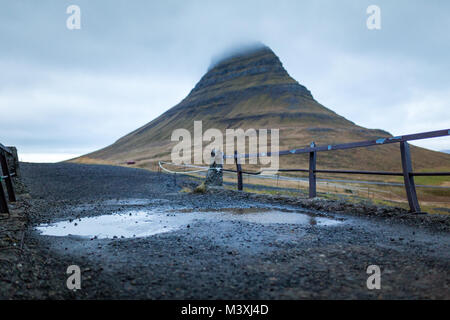 Wasserfall und Blick auf den kirkjufell Berg in Island Europa super Stockfoto