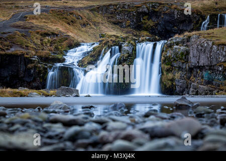 Wasserfall und Blick auf den kirkjufell Berg in Island Europa super Stockfoto