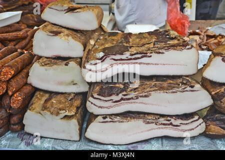 Straße Verkauf von exponierten inländischen Speck und Würstchen. Stockfoto