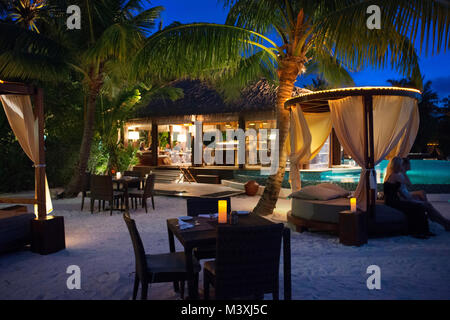 Schwimmbad und Restaurant in der Residenz Hotel und Resort, Gaafu Alifu Atoll. Malediven Inseln. Stockfoto