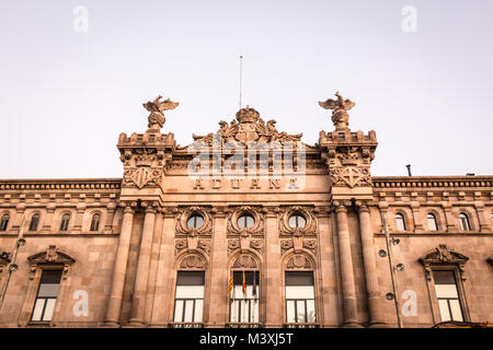 Fassade des neoklassischen Gebäude Aduana auf dem Platz am Tor des Friedens am Port Vell (Barcelona, Katalonien, Spanien). Auch als duana Nova bekannt Stockfoto