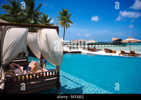 Schwimmbad und Restaurant in der Residenz Hotel und Resort, Gaafu Alifu Atoll. Malediven Inseln. Stockfoto