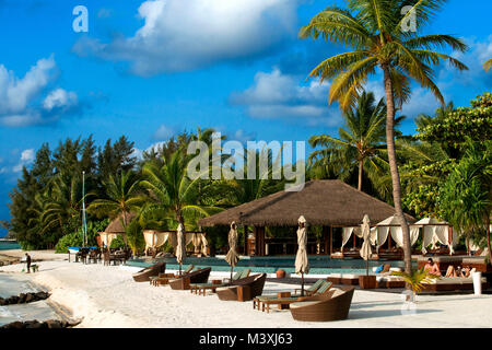 Schwimmbad und Restaurant in der Residenz Hotel und Resort, Gaafu Alifu Atoll. Malediven Inseln. Stockfoto