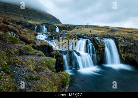 Wasserfall und Blick auf den kirkjufell Berg in Island Europa super Stockfoto