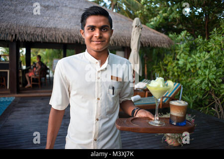 Barkeeper und Cocktail in der Residenz Hotel und Resort, Gaafu Alifu Atoll. Malediven Inseln. Stockfoto