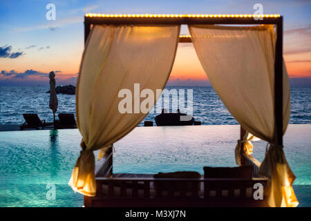 Schwimmbad und Restaurant in der Residenz Hotel und Resort, Gaafu Alifu Atoll. Malediven Inseln. Stockfoto