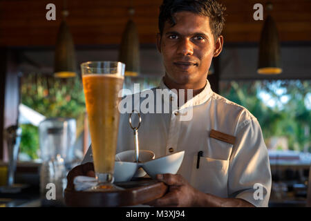 Barkeeper und Bier in der Residenz Hotel und Resort, Gaafu Alifu Atoll. Malediven Inseln. Stockfoto