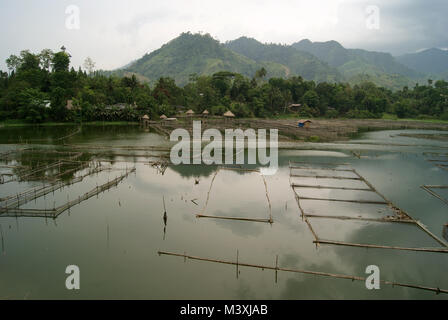 Verschlafenes Fischerdorf in Lake Sebu Stockfoto