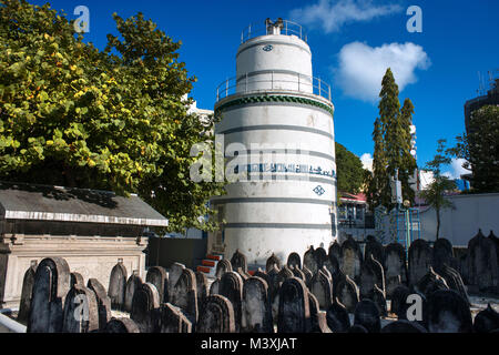 Alte Freitagsmoschee und Friedhof, Indischer Ozean, Male, Malediven Inseln. Die Munnaaru zylindrische Minarett in der Nähe von hukuru Miskiiy Stockfoto