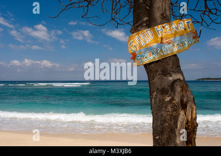 Die malerische Landschaft. Sonnenuntergang auf der Insel Gili Meno. Lombok, Indonesien. Ein Zeichen kündigt einen Platz am Strand, wo das Grillen in der Abenddämmerung am Strand gemacht werden Stockfoto