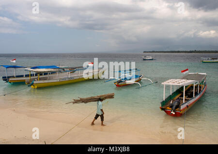 Die malerische Landschaft. Sonnenuntergang auf der Insel Gili Meno. Lombok, Indonesien. Einige Boote am Strand im östlichen Teil der Insel, wo die meisten h Stockfoto